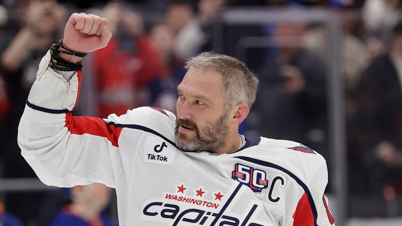 Kapitán Washingtonu Capitals Alex Ovečkin sa teší zo svojho rekordného 895. gólu v kariére.
