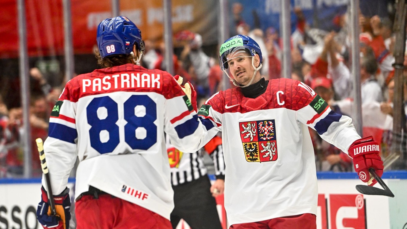 Českí hokejisti David Pastrňák a Roman Červenka sa tešia z gólu na MS 2025.