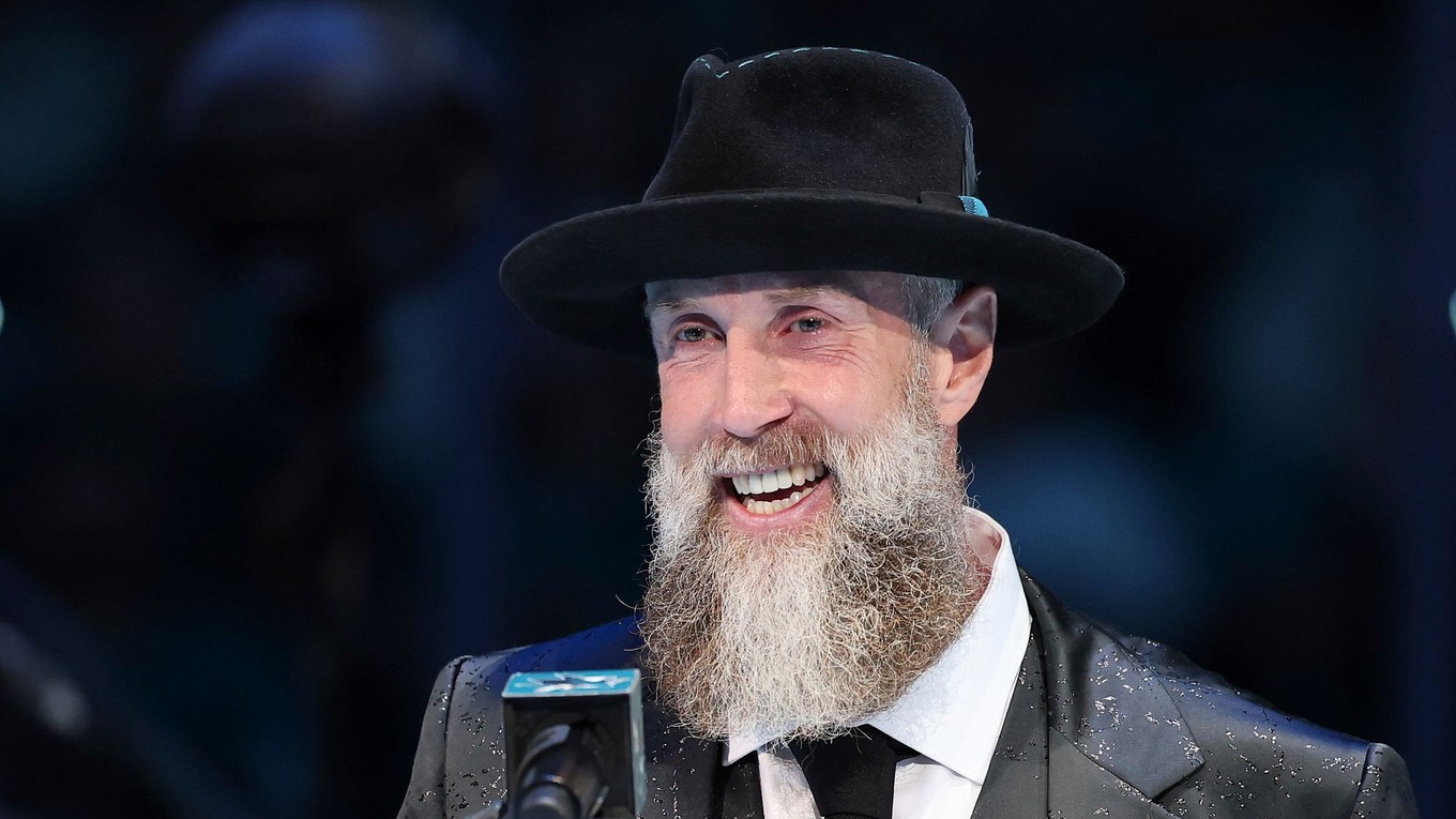 Joe Thornton počas ceremoniálu pri vyradení čísla 19.