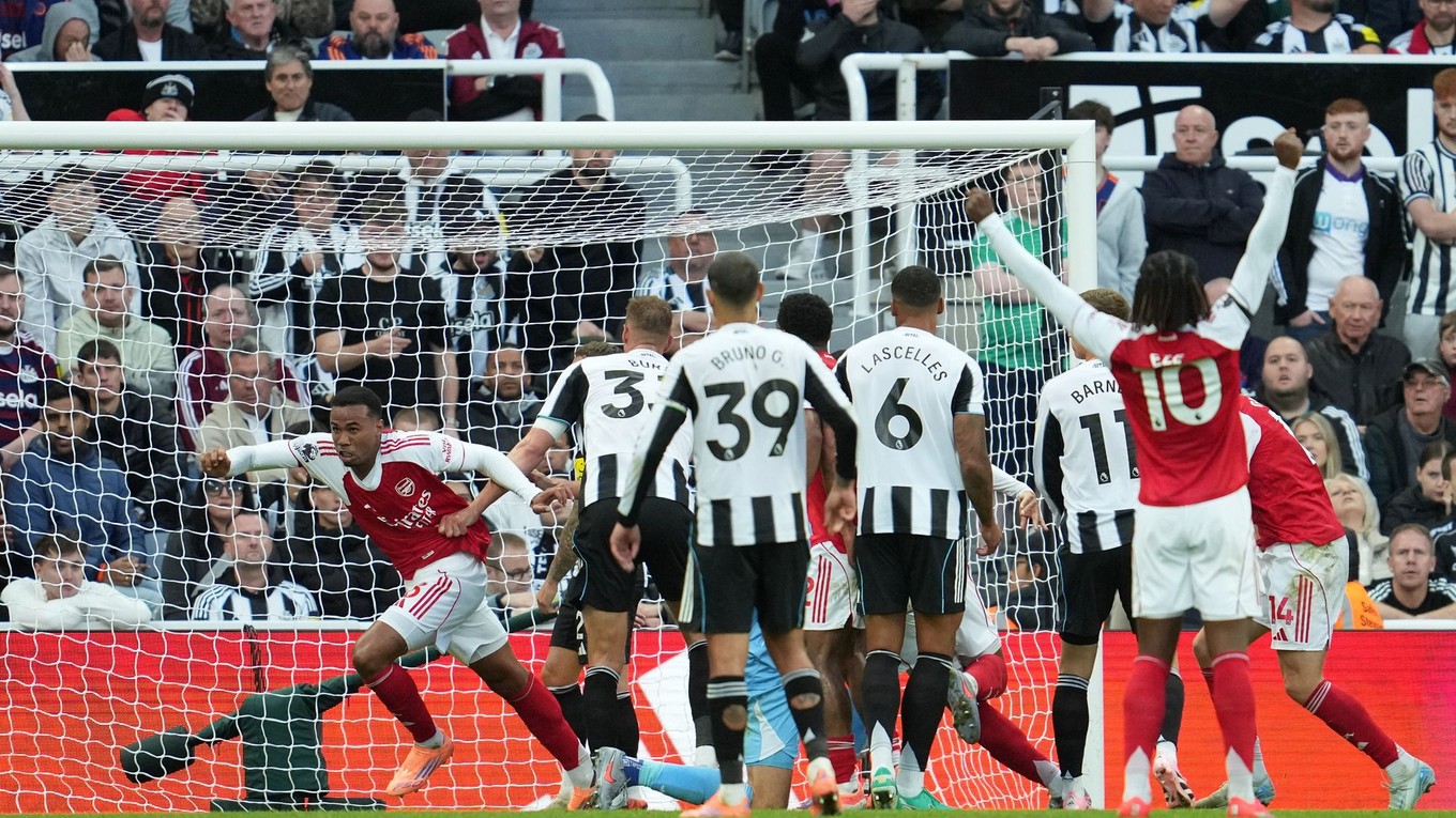 Gabriel oslavuje so spoluhráčmi gól proti Newcastlu.