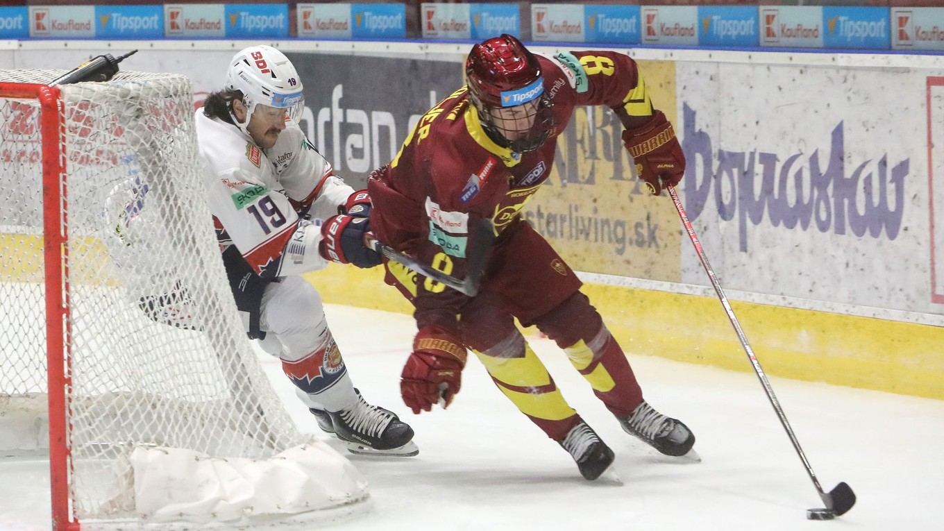 Na snímke Colle Cassels (Zvolen) a Adam Goljer (Trenčín) bojujú o puk.