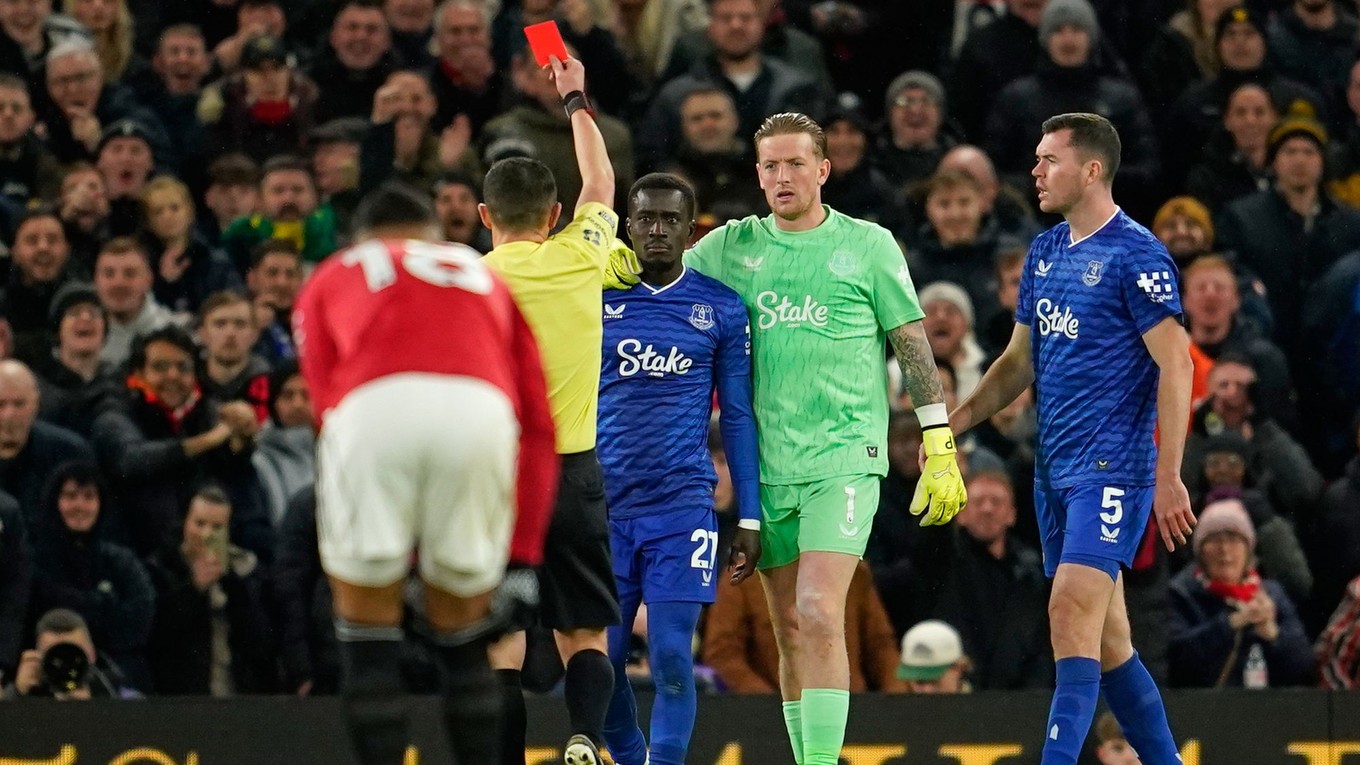 Hráč Evertonu Idrissa Gueye (uprostred) dostáva červenú kartu.