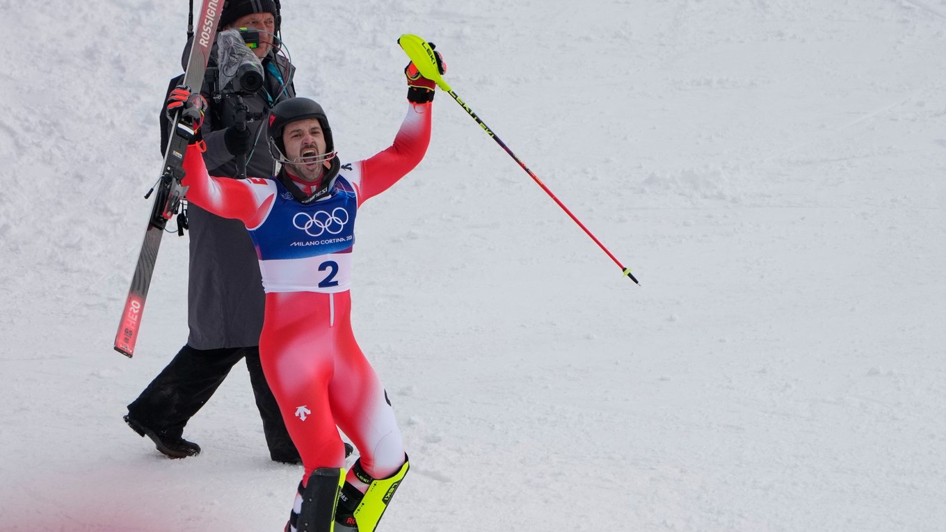 Loic Meillard oslavuje zisk zlatej medaily v slalome na ZOH 2026