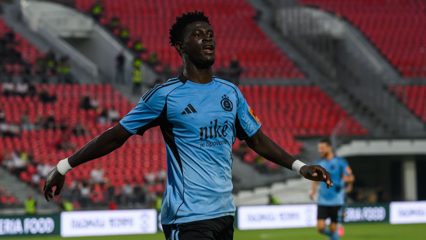 Alasana Yirajang (Slovan) sa teší z gólu