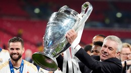 Tréner Realu Madrid Carlo Ancelotti s trofejou pre víťaza Ligy majstrov.