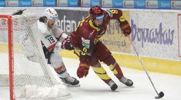 Na snímke Colle Cassels (Zvolen) a Adam Goljer (Trenčín) bojujú o puk.