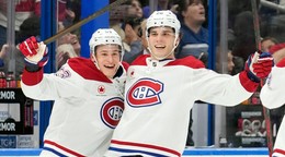 Juraj Slafkovský (vpravo) oslavuje gól so spoluhráčom Ivanom Demidovom. 