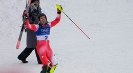 Loic Meillard oslavuje zisk zlatej medaily v slalome na ZOH 2026