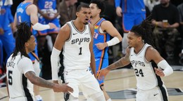 Rozohrávač tímu San Antonio Spurs Stephon Castle (5), krídelník Victor Wembanyama (1) a rozohrávač Devin Vassell (24) reagujú po koši.