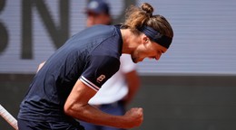 Na snímke nemecký tenista Alexander Zverev reaguje počas semifinálového duelu mužskej dvojhry proti Jakubovi Menšíkovi z Česka.