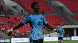 Alasana Yirajang (Slovan) sa teší z gólu