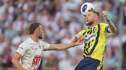 Milan Škriniar (vpravo) z Fenerbahce Istanbul počas odvetného zápasu 2. predkola Ligy majstrov Górnik Zabrze – Fenerbahce Istanbul