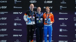 Na snímke britská reprezentantka Maisie Anita Bondová (uprostred) pózuje so zlatou medailou, ktorú získala v skokoch do vody z 10 m veže na majstrovstvách Európy.