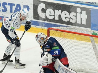 Tomáš Guman (Nitra) a brankár Jake Paterson (Zvolen).