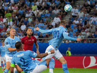 Cole Palmer (vpravo) strieľa gól v zápase Manchester City - FC Sevilla v súboji o Superpohár UEFA.