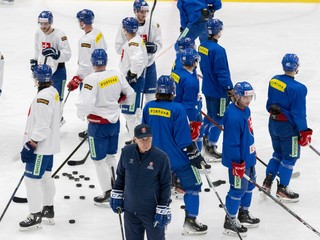 Slovenskí hokejisti počas tréningu