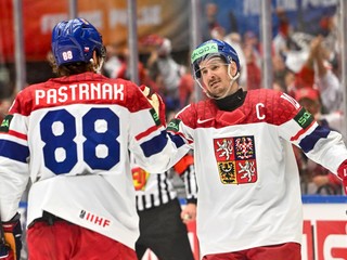 Českí hokejisti David Pastrňák a Roman Červenka sa tešia z gólu na MS 2025.