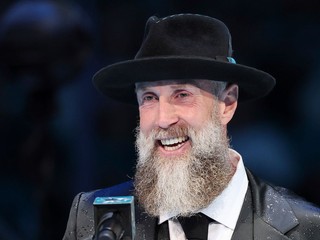 Joe Thornton počas ceremoniálu pri vyradení čísla 19.