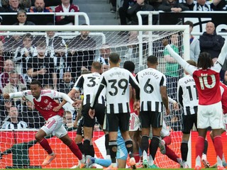 Gabriel oslavuje so spoluhráčmi gól proti Newcastlu.