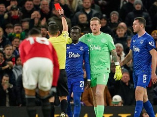 Hráč Evertonu Idrissa Gueye (uprostred) dostáva červenú kartu.