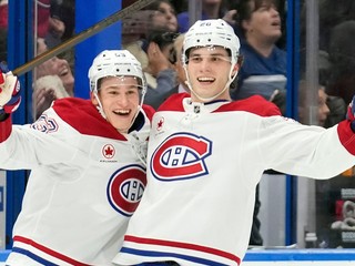 Juraj Slafkovský (vpravo) oslavuje gól so spoluhráčom Ivanom Demidovom. 