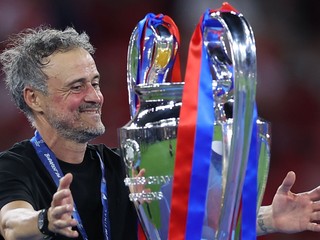 Luis Enrique sa teší z trofeje Ligy majstrov
