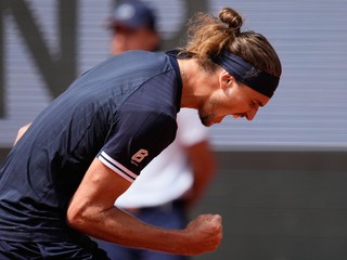 Na snímke nemecký tenista Alexander Zverev reaguje počas semifinálového duelu mužskej dvojhry proti Jakubovi Menšíkovi z Česka.