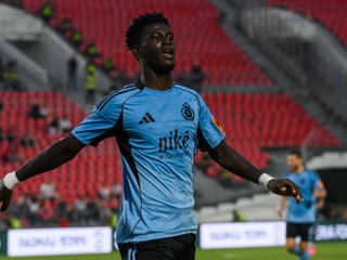 Alasana Yirajang (Slovan) sa teší z gólu