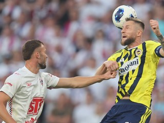 Milan Škriniar (vpravo) z Fenerbahce Istanbul počas odvetného zápasu 2. predkola Ligy majstrov Górnik Zabrze – Fenerbahce Istanbul
