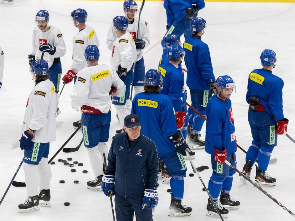 Slovenskí hokejisti počas tréningu