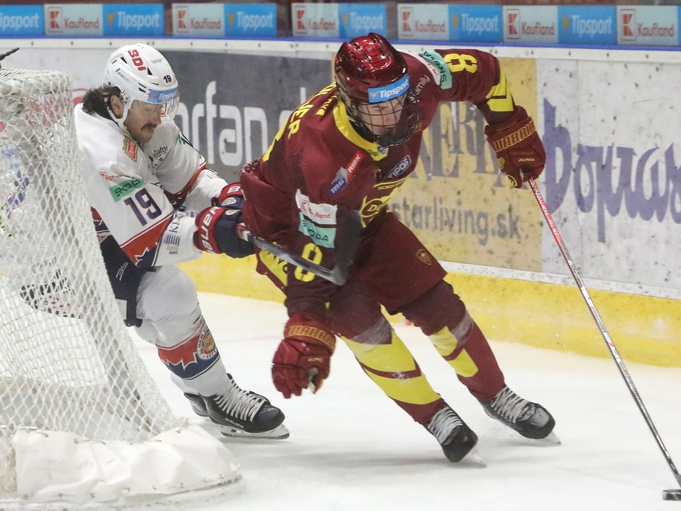 Na snímke Colle Cassels (Zvolen) a Adam Goljer (Trenčín) bojujú o puk.
