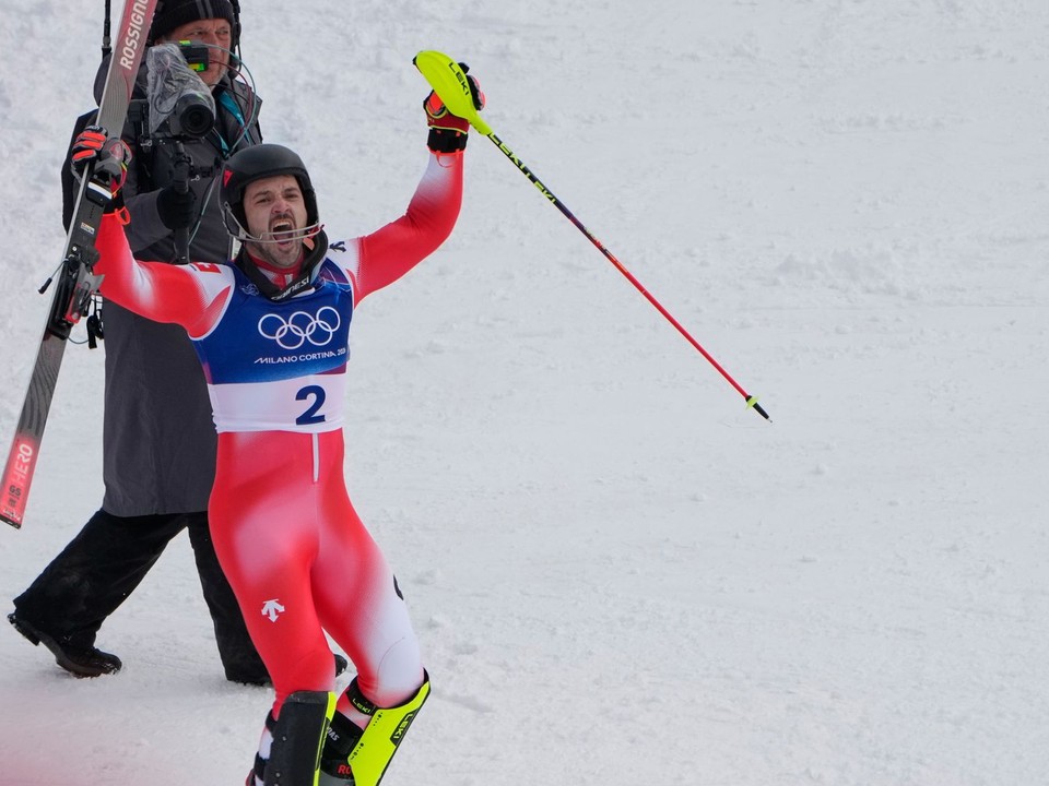 Loic Meillard oslavuje zisk zlatej medaily v slalome na ZOH 2026