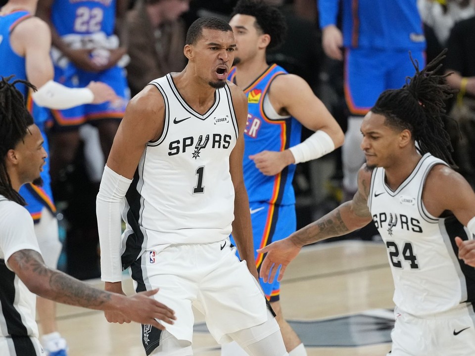 Rozohrávač tímu San Antonio Spurs Stephon Castle (5), krídelník Victor Wembanyama (1) a rozohrávač Devin Vassell (24) reagujú po koši.