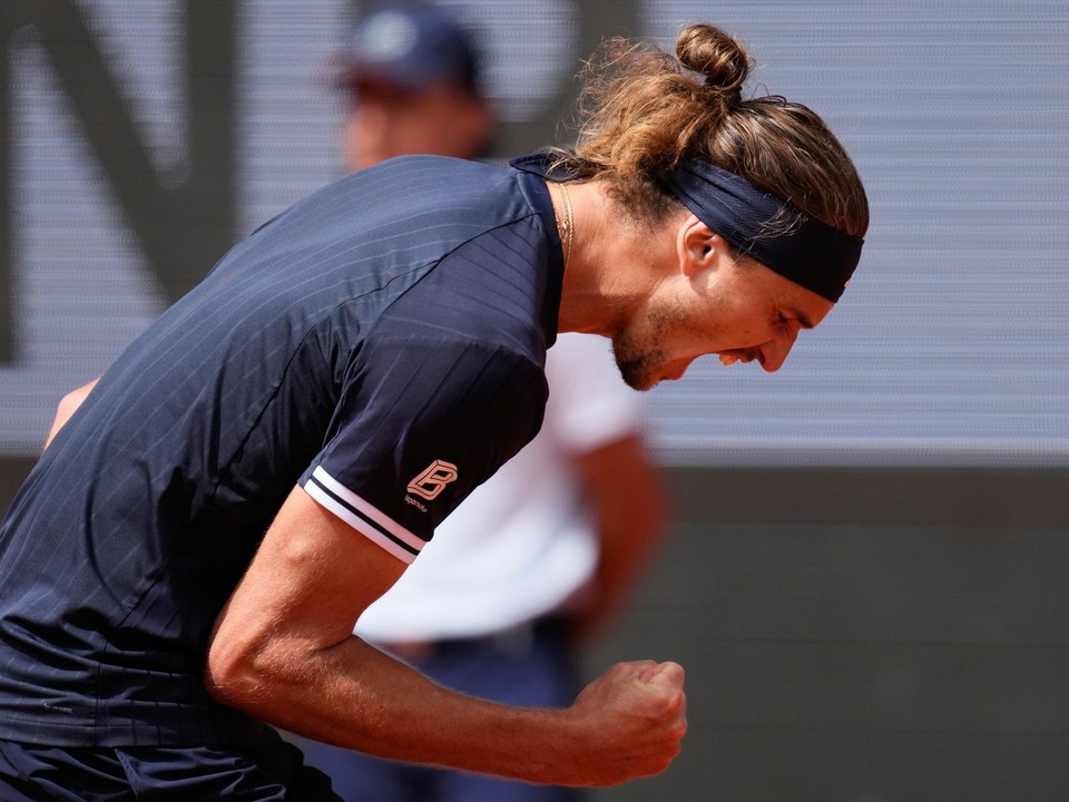 Na snímke nemecký tenista Alexander Zverev reaguje počas semifinálového duelu mužskej dvojhry proti Jakubovi Menšíkovi z Česka.