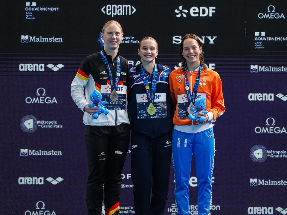 Na snímke britská reprezentantka Maisie Anita Bondová (uprostred) pózuje so zlatou medailou, ktorú získala v skokoch do vody z 10 m veže na majstrovstvách Európy.