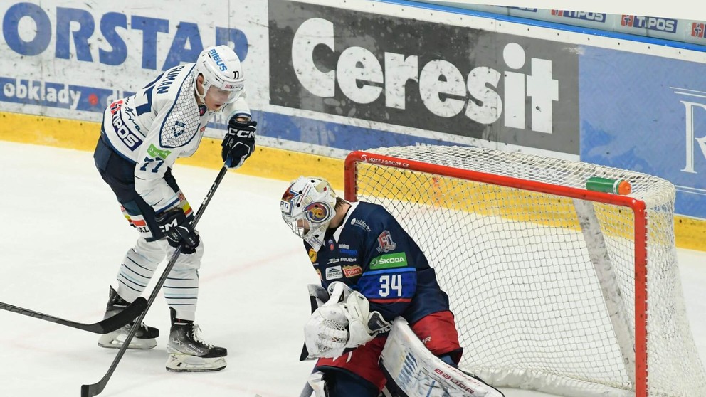 Tomáš Guman (Nitra) a brankár Jake Paterson (Zvolen).