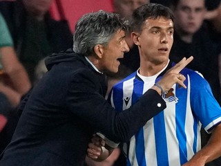 Tréner Real Sociedad Imanol Alguacil a Martin Zubimendi.