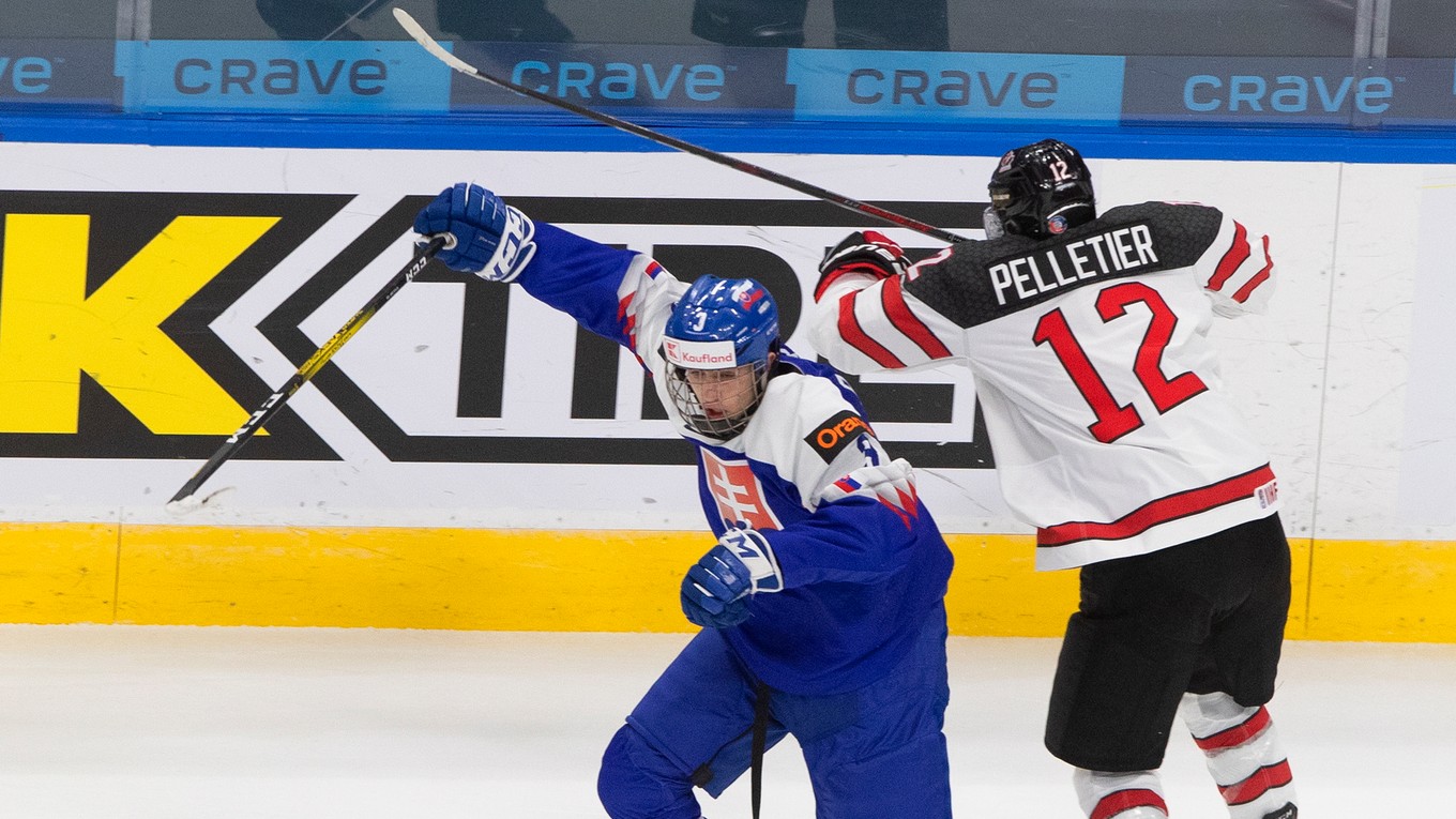 Kanadský hráč Jakob Pelletier (vpravo) kontroluje Slováka Šimona Bečára v zápase A-skupiny pred rokom.