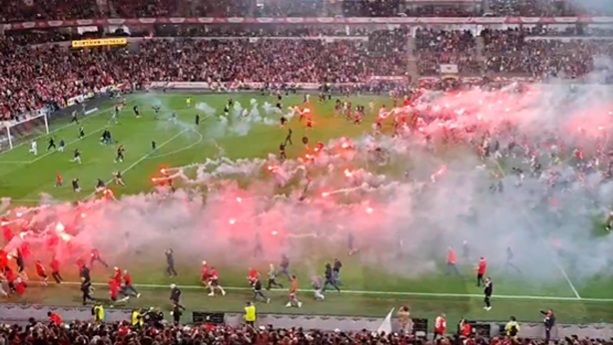 Fanúšikovia vbehli na ihrisko počas zápasu Slavia - Sparta