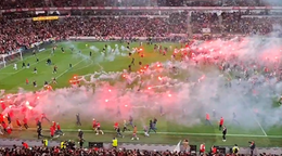 Fanúšikovia vbehli na ihrisko počas zápasu Slavia - Sparta