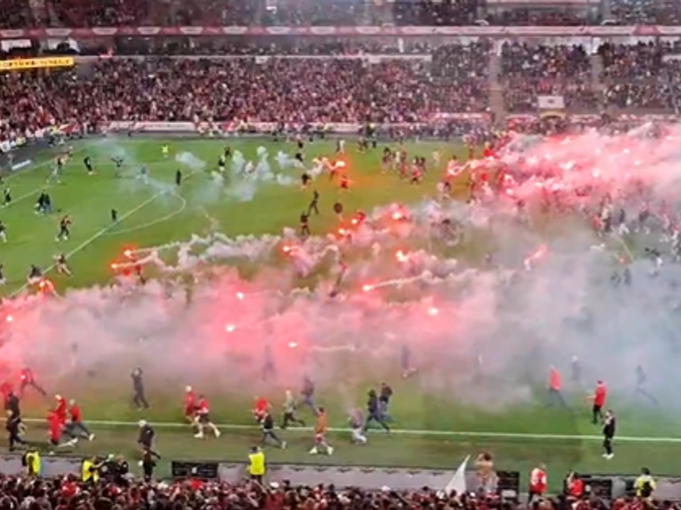 Fanúšikovia vbehli na ihrisko počas zápasu Slavia - Sparta