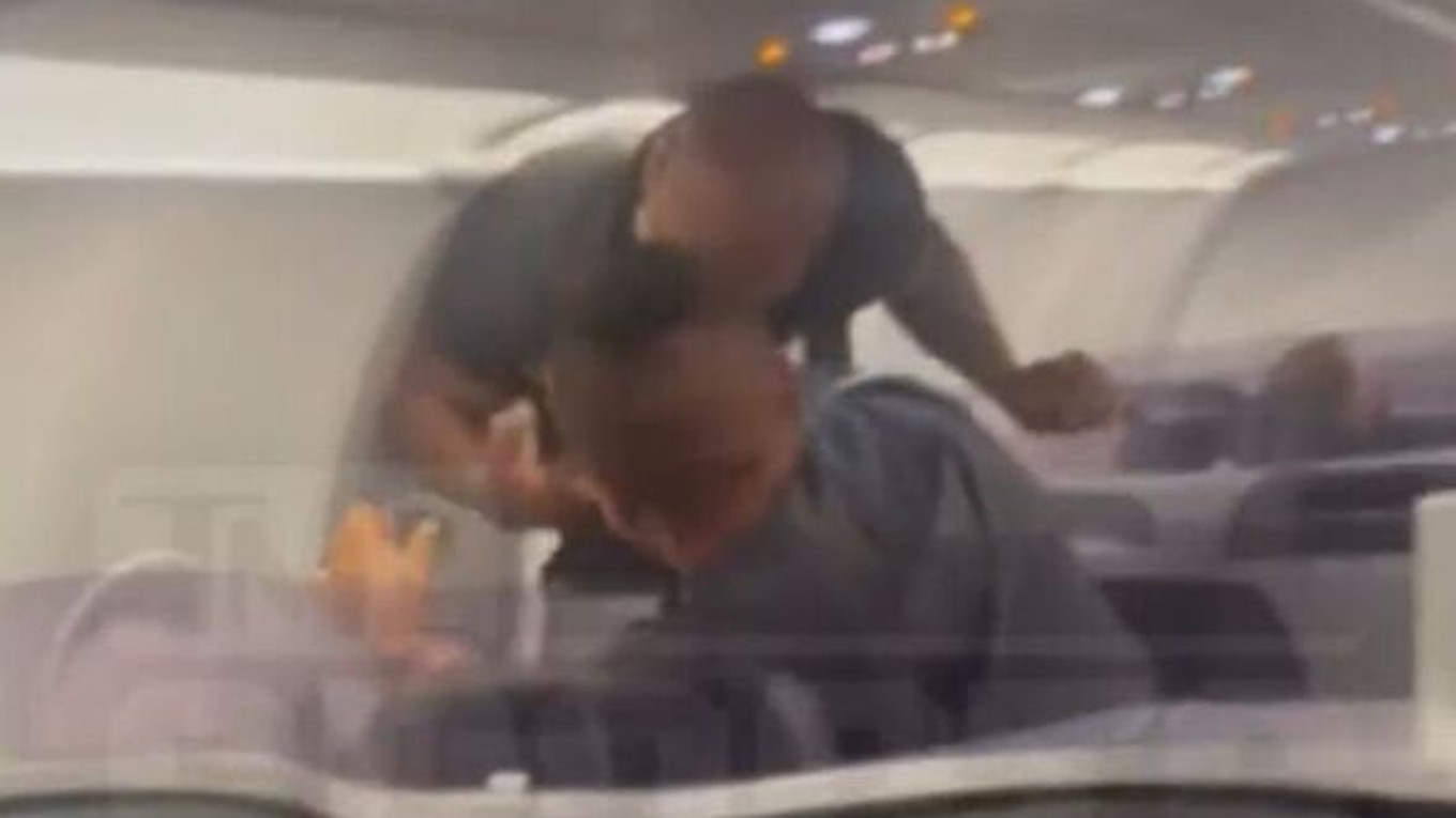 Mike Tyson v lietadle po provokácii fyzicky napadol fanúšika.