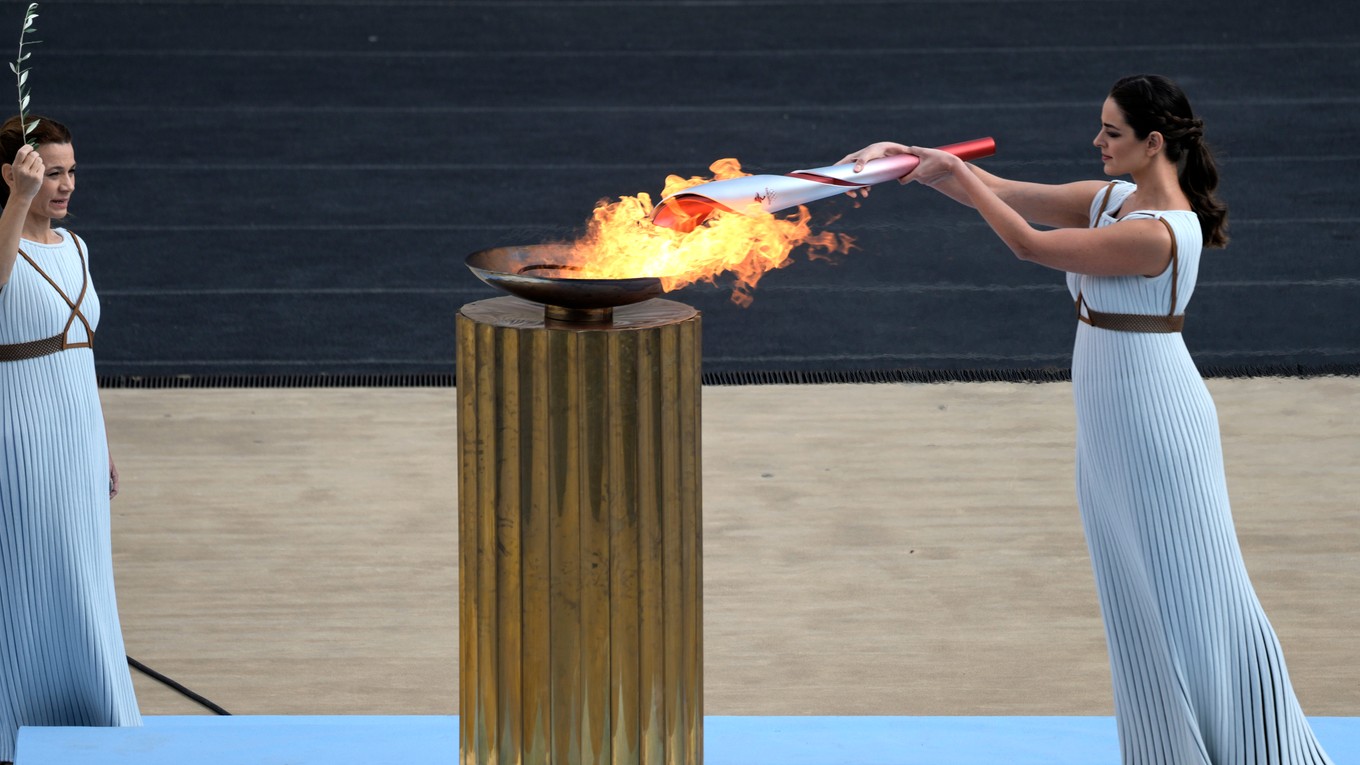 Zapaľovanie olympijského ohňa.