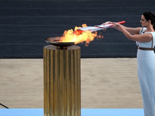 Zapaľovanie olympijského ohňa.