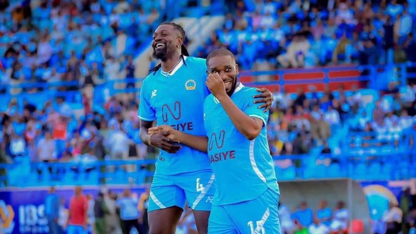 Emmanuel Adebayor (vľavo) a Jay-Jay Okocha.