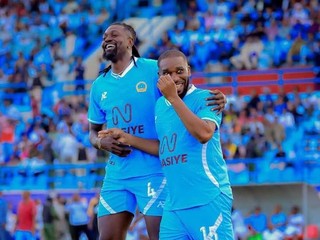 Emmanuel Adebayor (vľavo) a Jay-Jay Okocha.