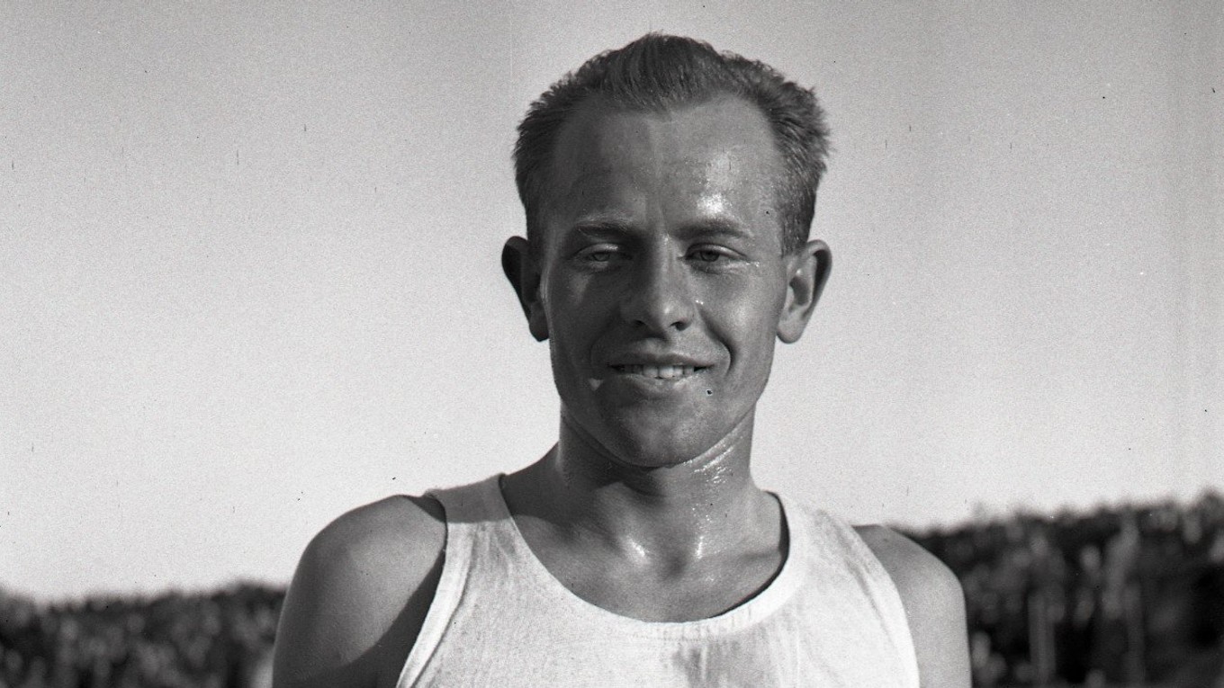 Emil Zátopek sa tešil z víťazstva na 3 km počas pretekov v Bratislave (1946).