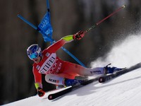 Marco Odermatt počas obrovského slalomu v Aspene 2024.