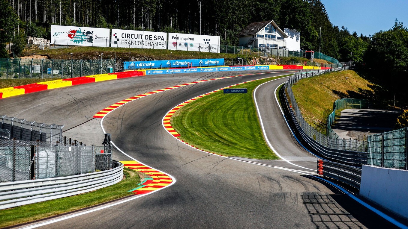 Legendárna zákruta Eau Rouge na okruhu Spa Francorchamps. 