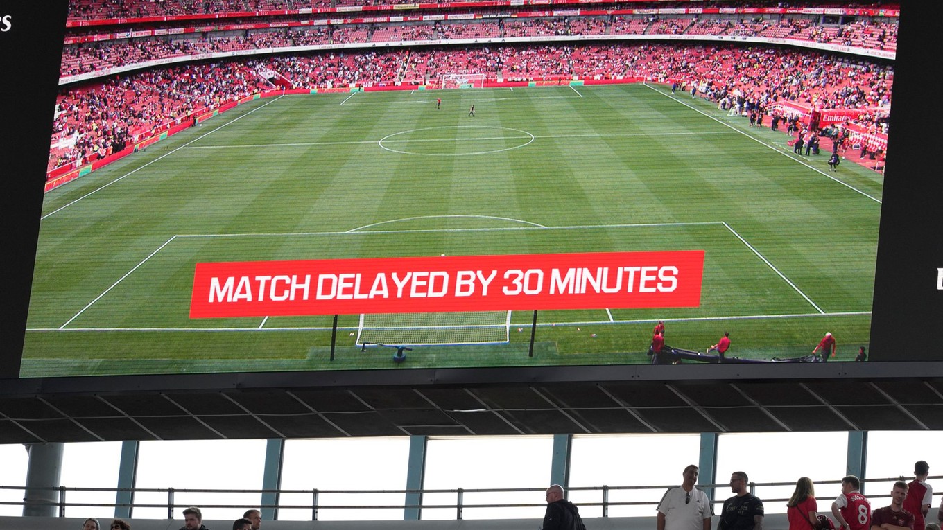 Začiatok zápasu Arsenal - Nottingham Forest sa posunul o 30 minút neskôr.